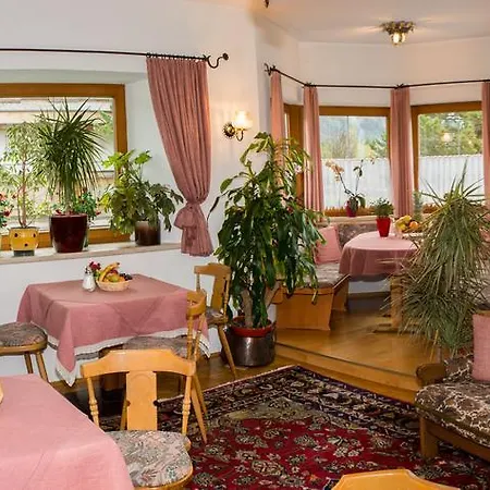 Kreuzhof Seefeld לינה וארוחת בוקר זיפלד אין טירול