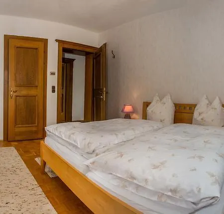 לינה וארוחת בוקר Kreuzhof Seefeld 3*