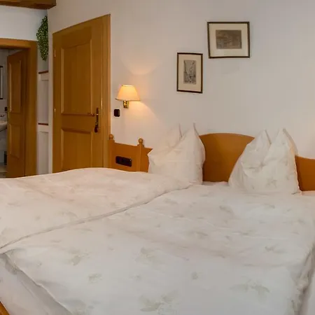 לינה וארוחת בוקר Kreuzhof Seefeld 3*